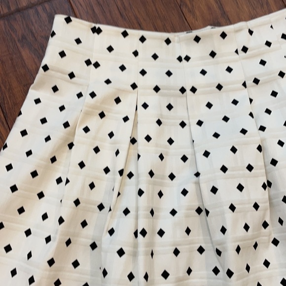 *NWT* White w/ black Diamond patterned short skirt pleated A-line side zipper 6 - Picture 2 of 4